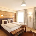 Hotel-restaurant-cafe Krainer מלון 4*